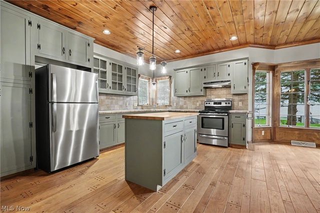 268 S Bayshore Drive, Columbiana, OH 44408