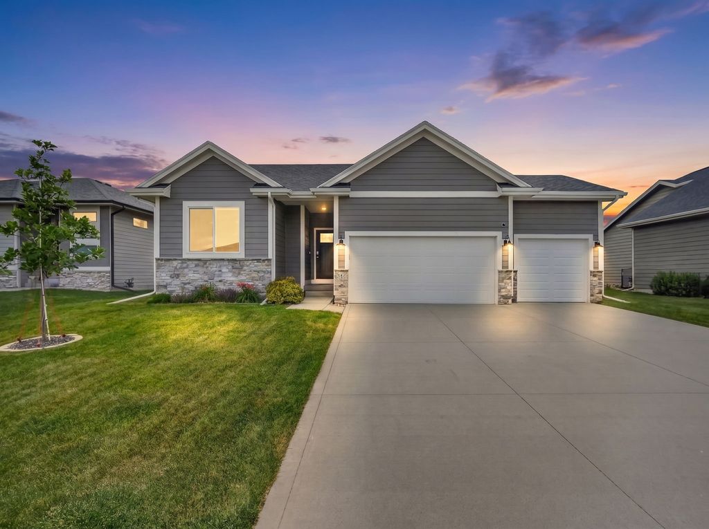 316 NW Beechwood Drive, Grimes, IA 50111
