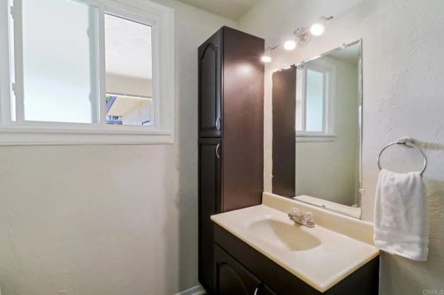 915 Crest View Dr, Vista, CA 92081