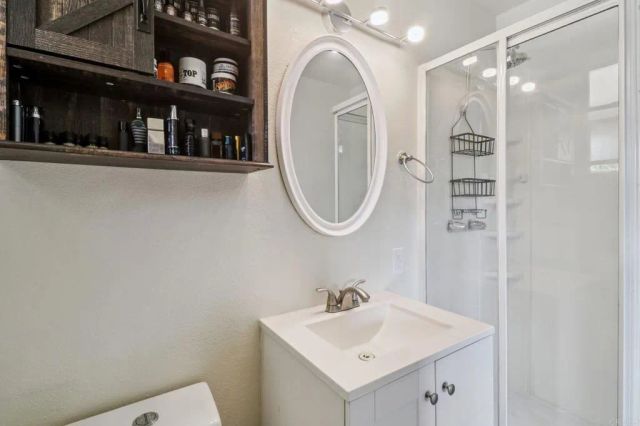 915 Crest View Dr, Vista, CA 92081