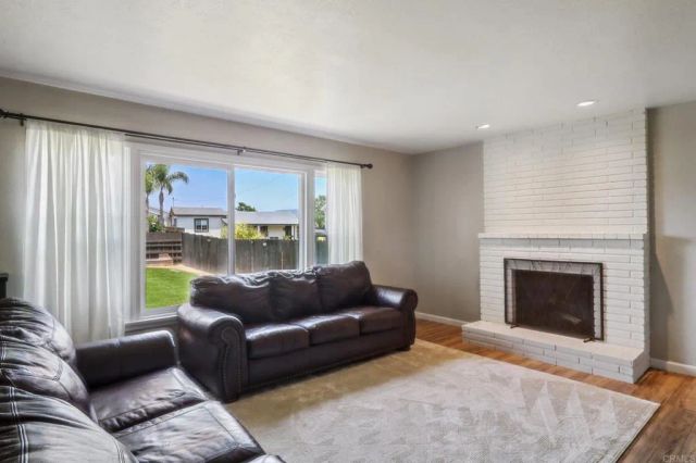 915 Crest View Dr, Vista, CA 92081