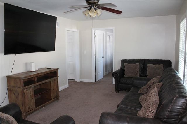 14309 E 39th Street, Independence, MO 64055