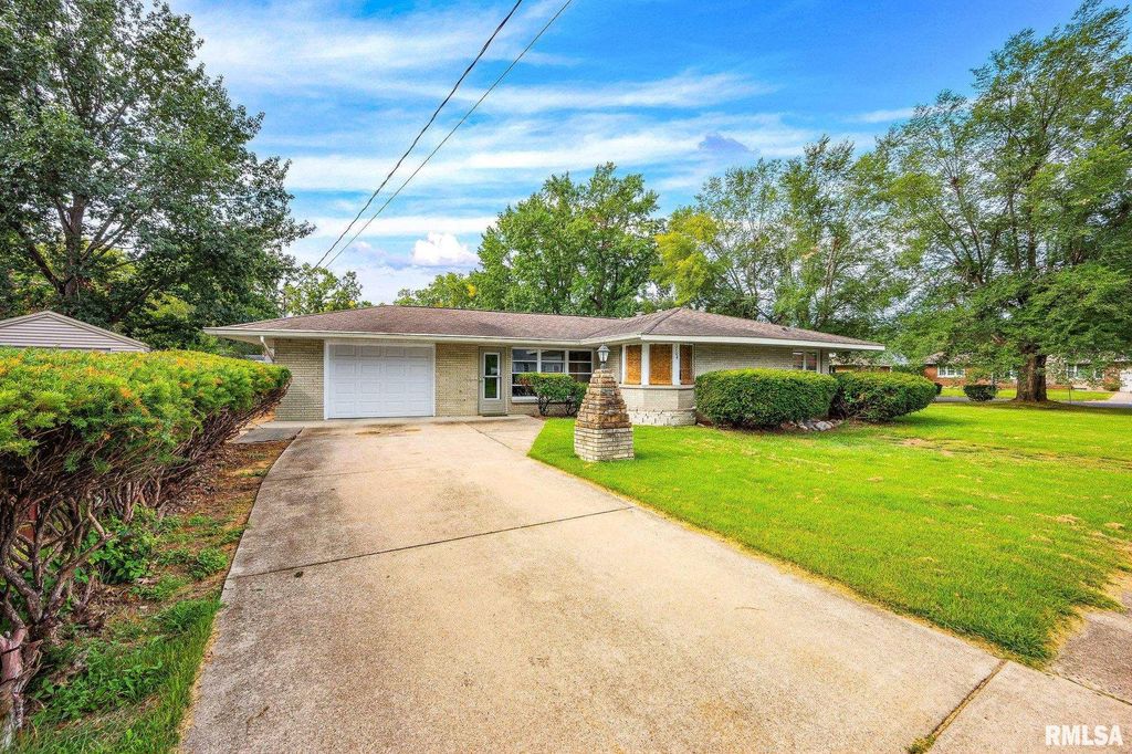 1704 SHORT Drive, Pekin, IL 61554