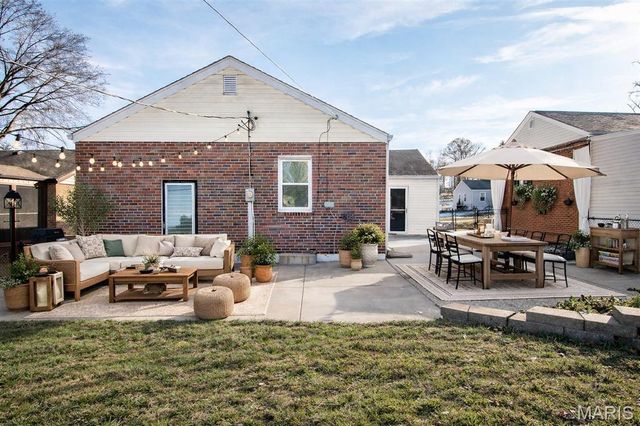 9105 Southview Lane, St Louis, MO 63123