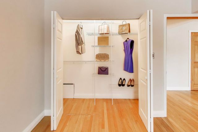 9420 Bay Colony Drive 2E, Des Plaines, IL 60016