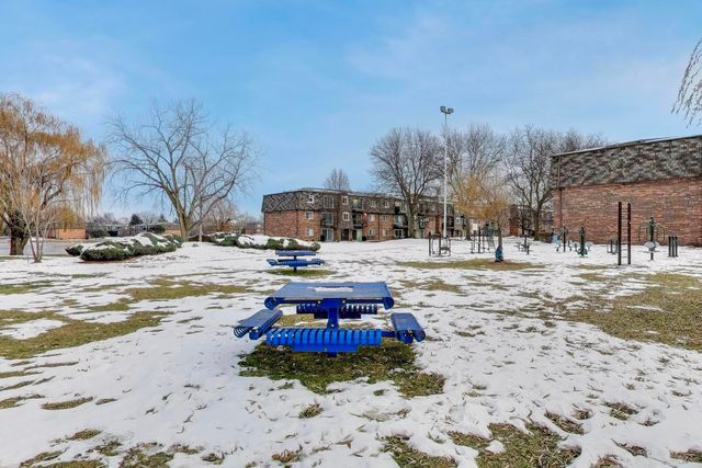 9420 Bay Colony Drive 2E, Des Plaines, IL 60016