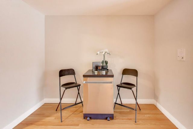 9420 Bay Colony Drive 2E, Des Plaines, IL 60016