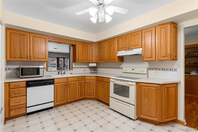 428 Sunnyside Drive, Flushing, MI 48433