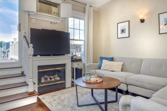 439 W 4th St 3, Boston, MA 02127