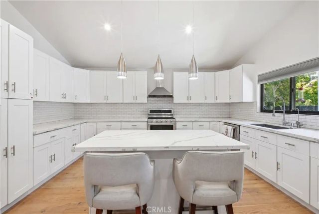 17713 Bullock St, Encino, CA 91316