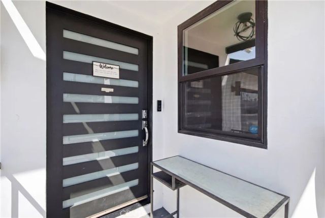 17713 Bullock St, Encino, CA 91316