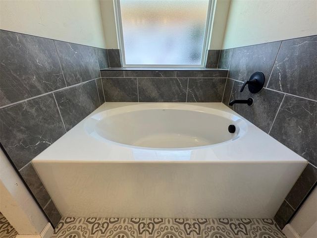 2715 Turtle Way, Midwest City, OK 73130