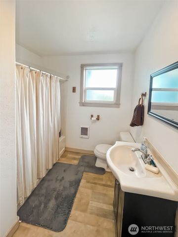 19 Fairley Street, Raymond, WA 98577