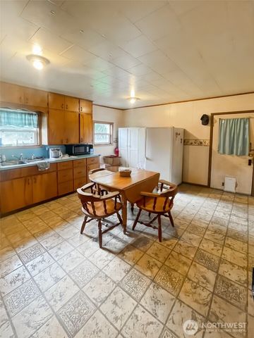 19 Fairley Street, Raymond, WA 98577