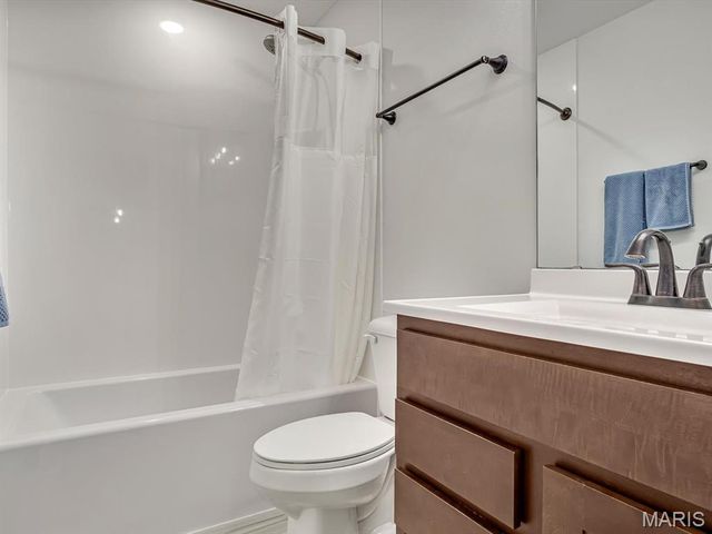 7300 FULHAM Lane B, Troy, IL 62294