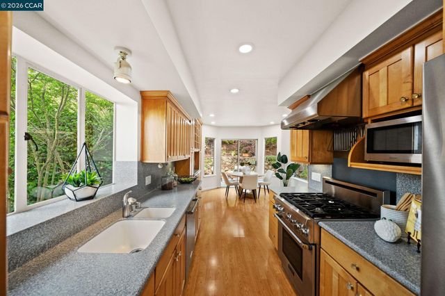 13 La Plaza Dr, Orinda, CA 94563