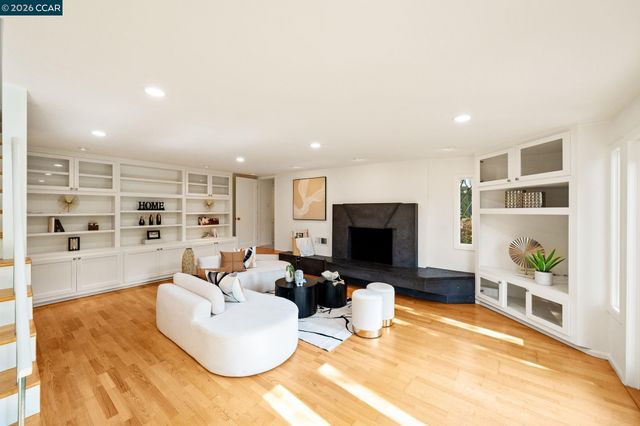 13 La Plaza Dr, Orinda, CA 94563