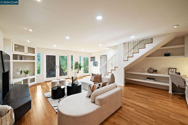 13 La Plaza Dr, Orinda, CA 94563
