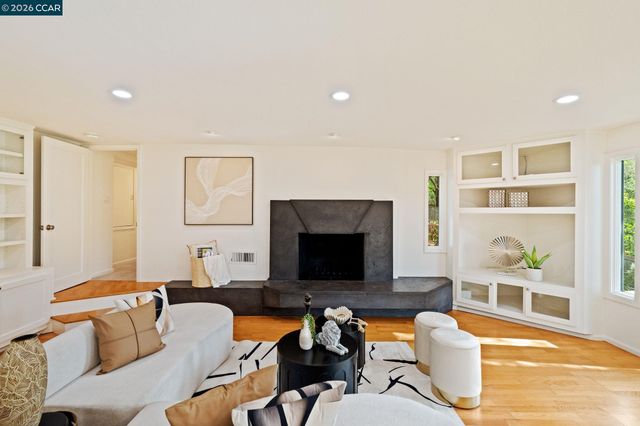 13 La Plaza Dr, Orinda, CA 94563