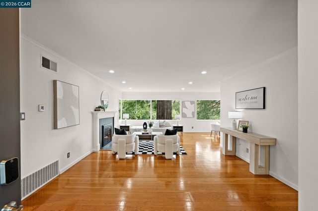 13 La Plaza Dr, Orinda, CA 94563