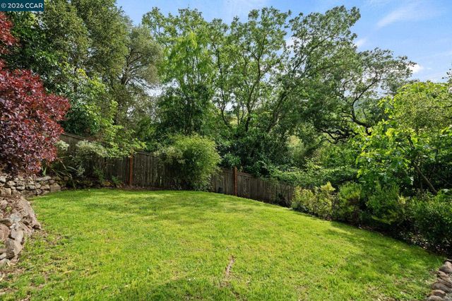 13 La Plaza Dr, Orinda, CA 94563