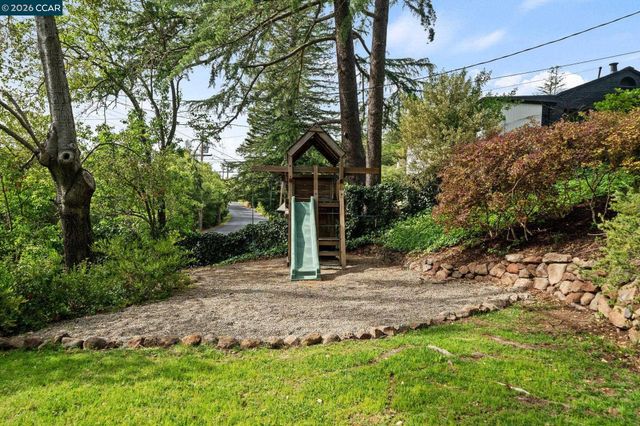 13 La Plaza Dr, Orinda, CA 94563