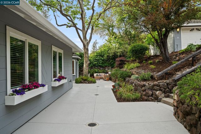 13 La Plaza Dr, Orinda, CA 94563