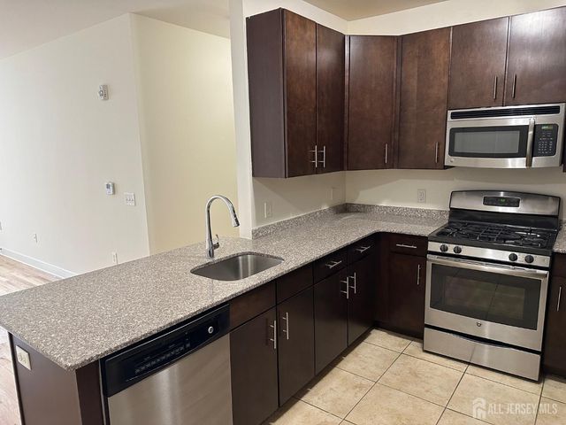 88 Roosevelt Avenue 227, Carteret, NJ 07008