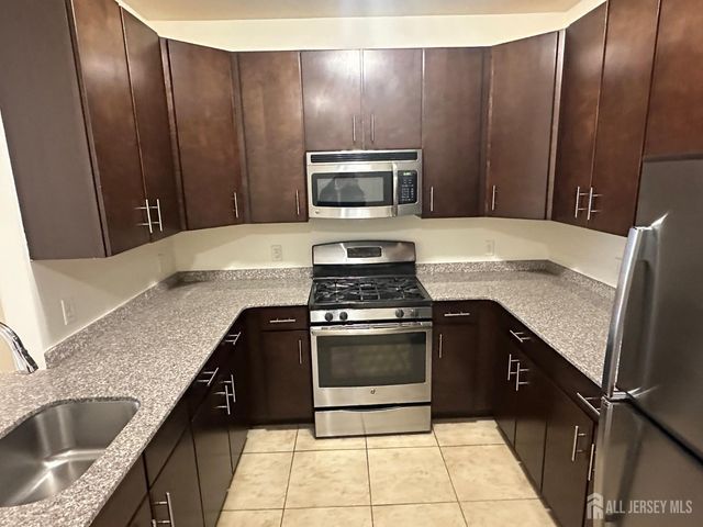 88 Roosevelt Avenue 227, Carteret, NJ 07008