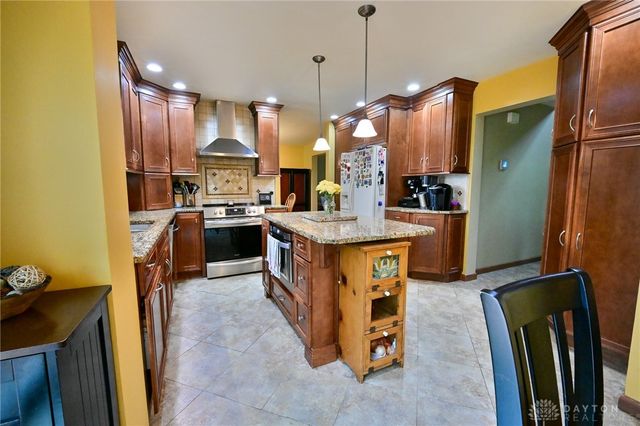 2424 Rockingham Drive, Troy, OH 45373