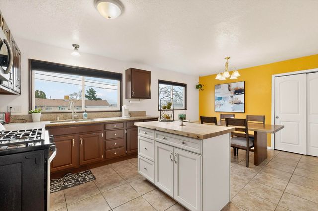 10516 Love Avenue NE, Albuquerque, NM 87112