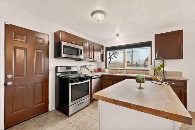 10516 Love Avenue NE, Albuquerque, NM 87112