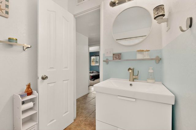 10516 Love Avenue NE, Albuquerque, NM 87112