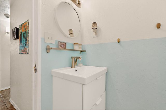 10516 Love Avenue NE, Albuquerque, NM 87112