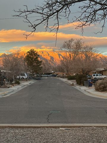 10516 Love Avenue NE, Albuquerque, NM 87112