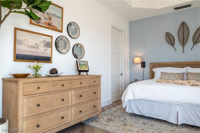 1540 Clermont DR F-305, Naples, FL 34109