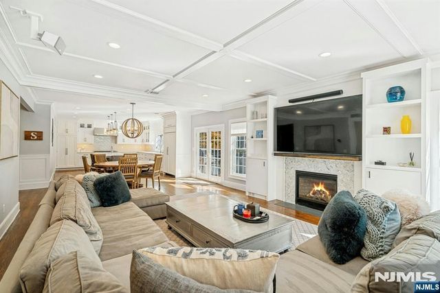 18 Heritage Lane, Mahwah, NJ 07430