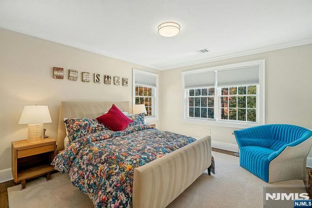 18 Heritage Lane, Mahwah, NJ 07430