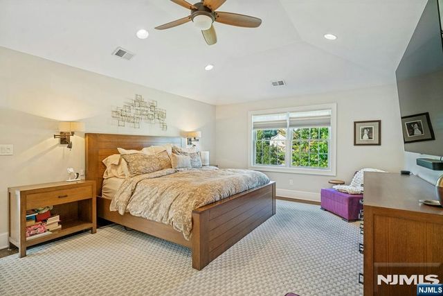 18 Heritage Lane, Mahwah, NJ 07430