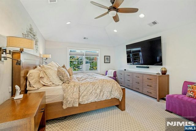 18 Heritage Lane, Mahwah, NJ 07430