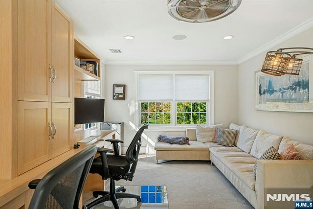 18 Heritage Lane, Mahwah, NJ 07430