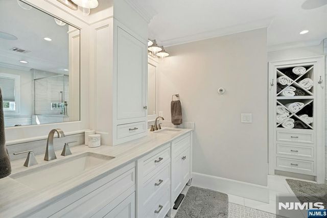 18 Heritage Lane, Mahwah, NJ 07430