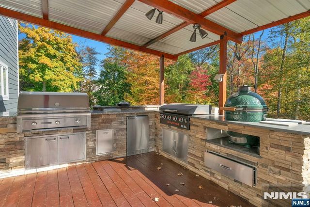 18 Heritage Lane, Mahwah, NJ 07430