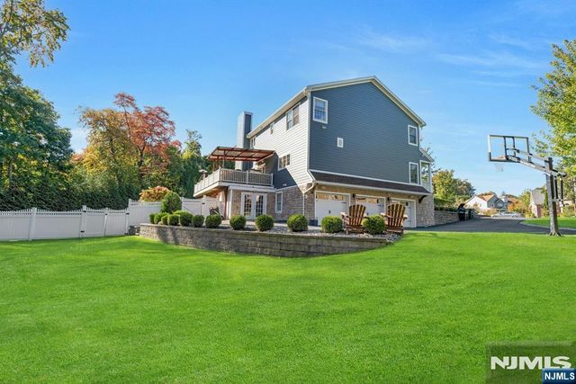 18 Heritage Lane, Mahwah, NJ 07430
