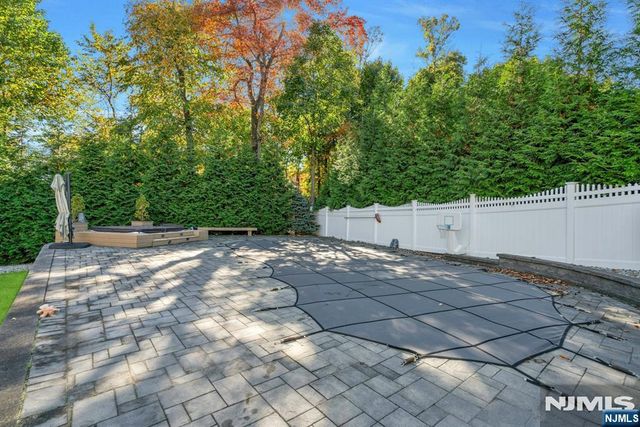 18 Heritage Lane, Mahwah, NJ 07430