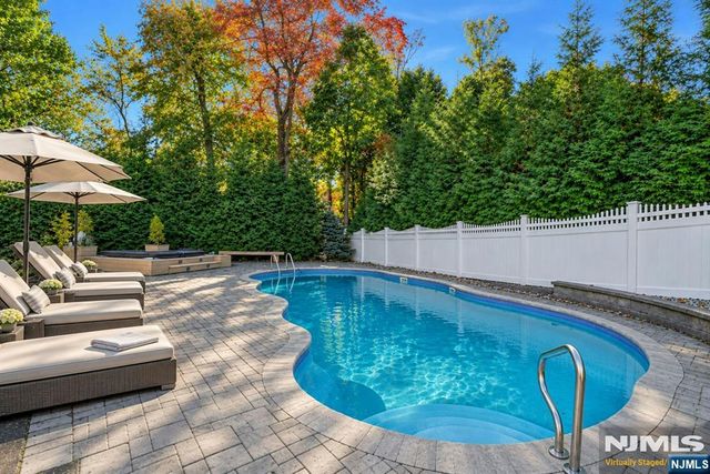 18 Heritage Lane, Mahwah, NJ 07430