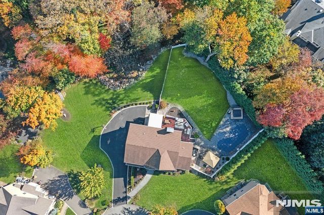 18 Heritage Lane, Mahwah, NJ 07430