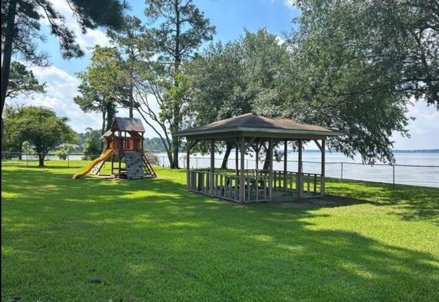 2907 Lake Breeze Lane, Crosby, TX 77532
