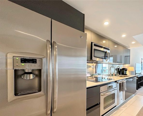 31 SE 6th St 703, Miami, FL 33131