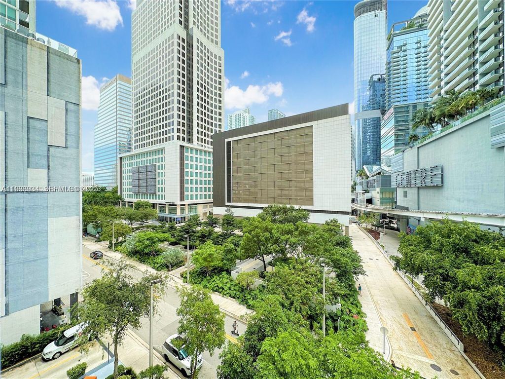 31 SE 6th St 703, Miami, FL 33131